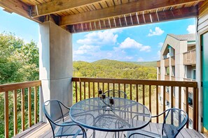 Outdoor dining - Spacious condo with large balcony, mountain views & shared hot tub/pools (Branson)
