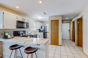 Fridge, microwave, oven, stovetop - Spacious condo with large balcony, mountain views & shared hot tub/pools (Branson)