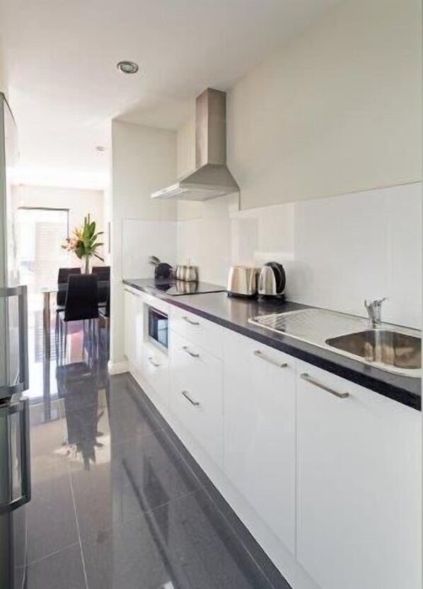 Micro-ondes, four, lave-vaisselle