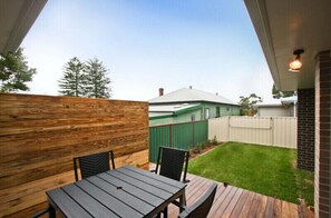 Outdoor dining - Cardiff Two Bedroom Villa (Cardiff)