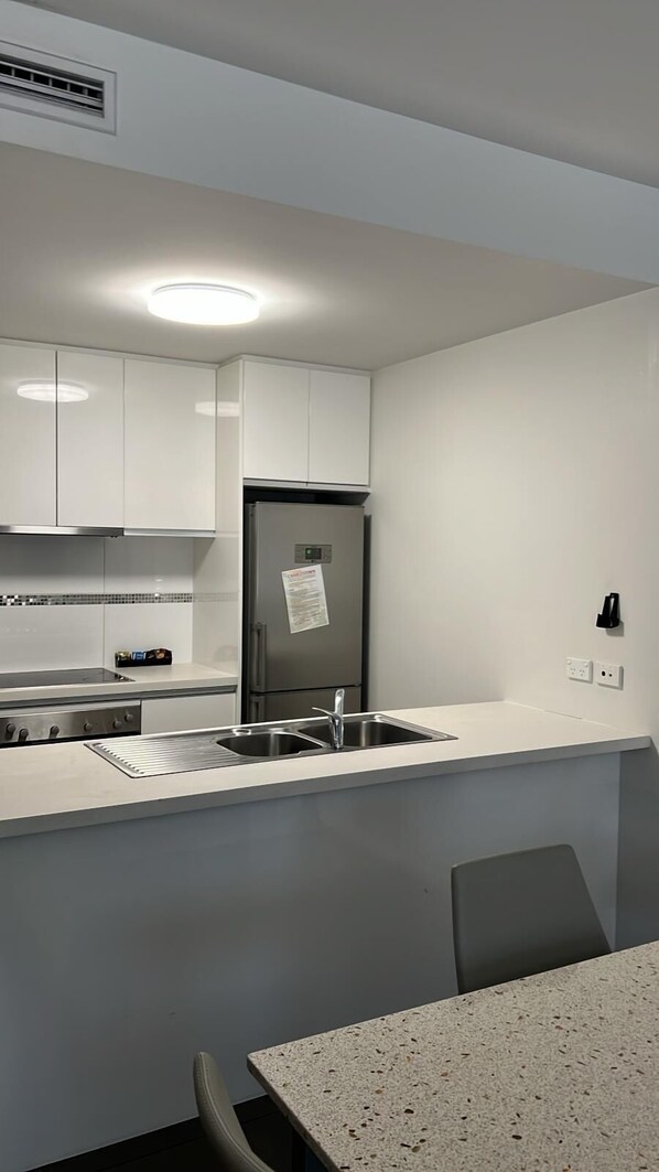 Micro-ondas, fogão, lava-louças