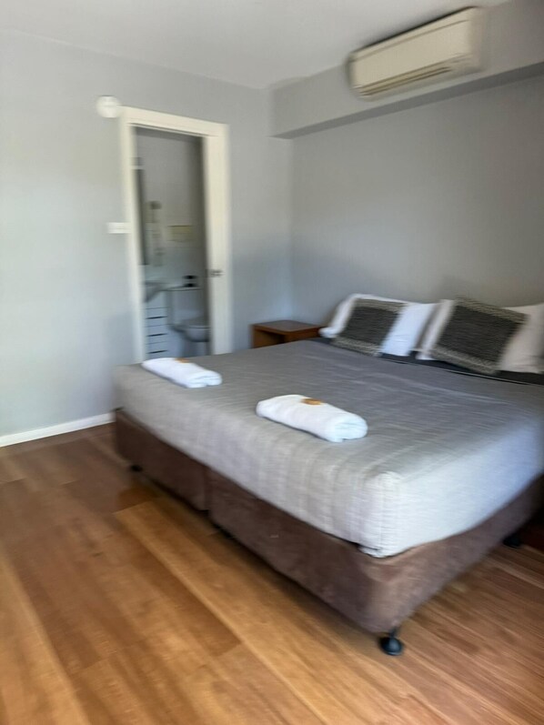 3 室のベッドルーム、アイロン / アイロン台、WiFi (無料)、ベッドシーツ