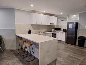 Mikrowelle, Ofen, Geschirrspüler