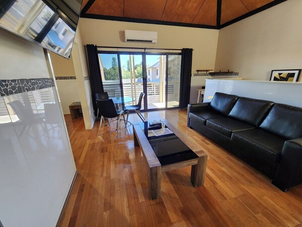 TV - One Bedroom Apartment (Wickham)