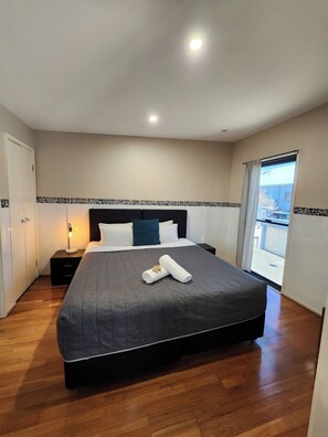 1 bedroom, iron/ironing board, free WiFi, bed sheets - One Bedroom Apartment (Wickham)