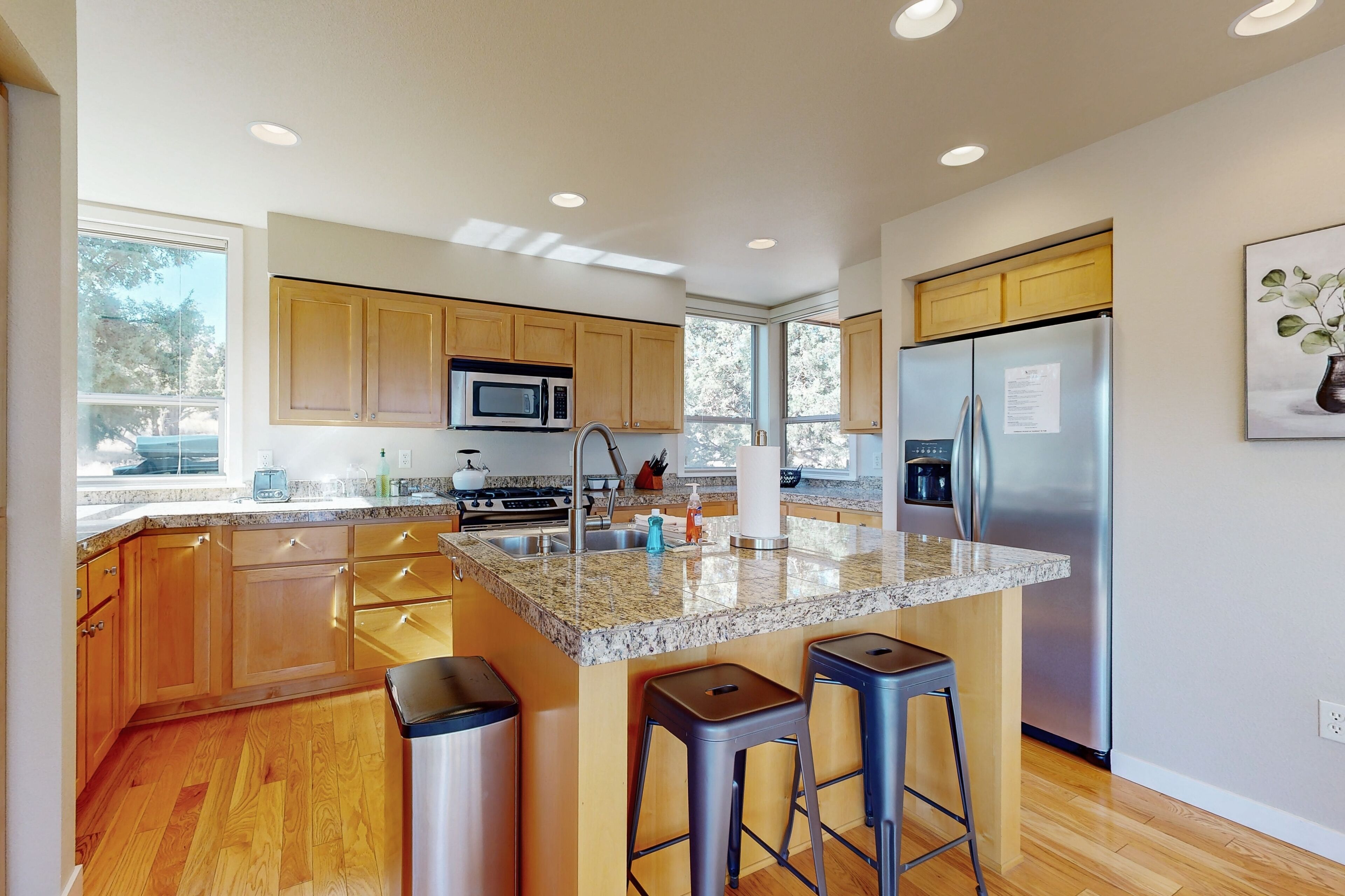 ثلاجة، ميكروويف، فرن، موقد طهي مسطح