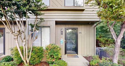 Splendid dog friendly home with shared pool, kayaks & free WIFI