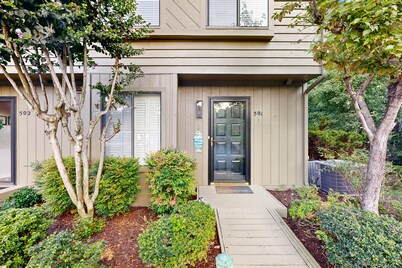 Splendid dog friendly home with shared pool, kayaks & free WIFI