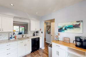 Fridge, microwave, oven, stovetop - Splendid dog friendly home with shared pool, kayaks & free WIFI (Goodview)