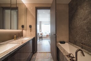 Superior Apartment, 4 Bedrooms, Kitchen, City View | Bathroom - Genius Saigon - The MarQ District 1 (Ho Chi Minh City)