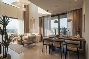 Apartemen Superior, 4 kamar tidur, dapur, pemandangan kota | Area keluarga | Smart TV