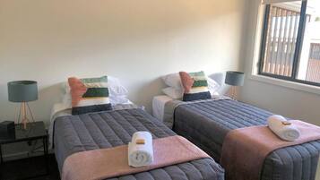 2 slaapkamers, een strijkplank/strijkijzer, gratis wifi, beddengoed