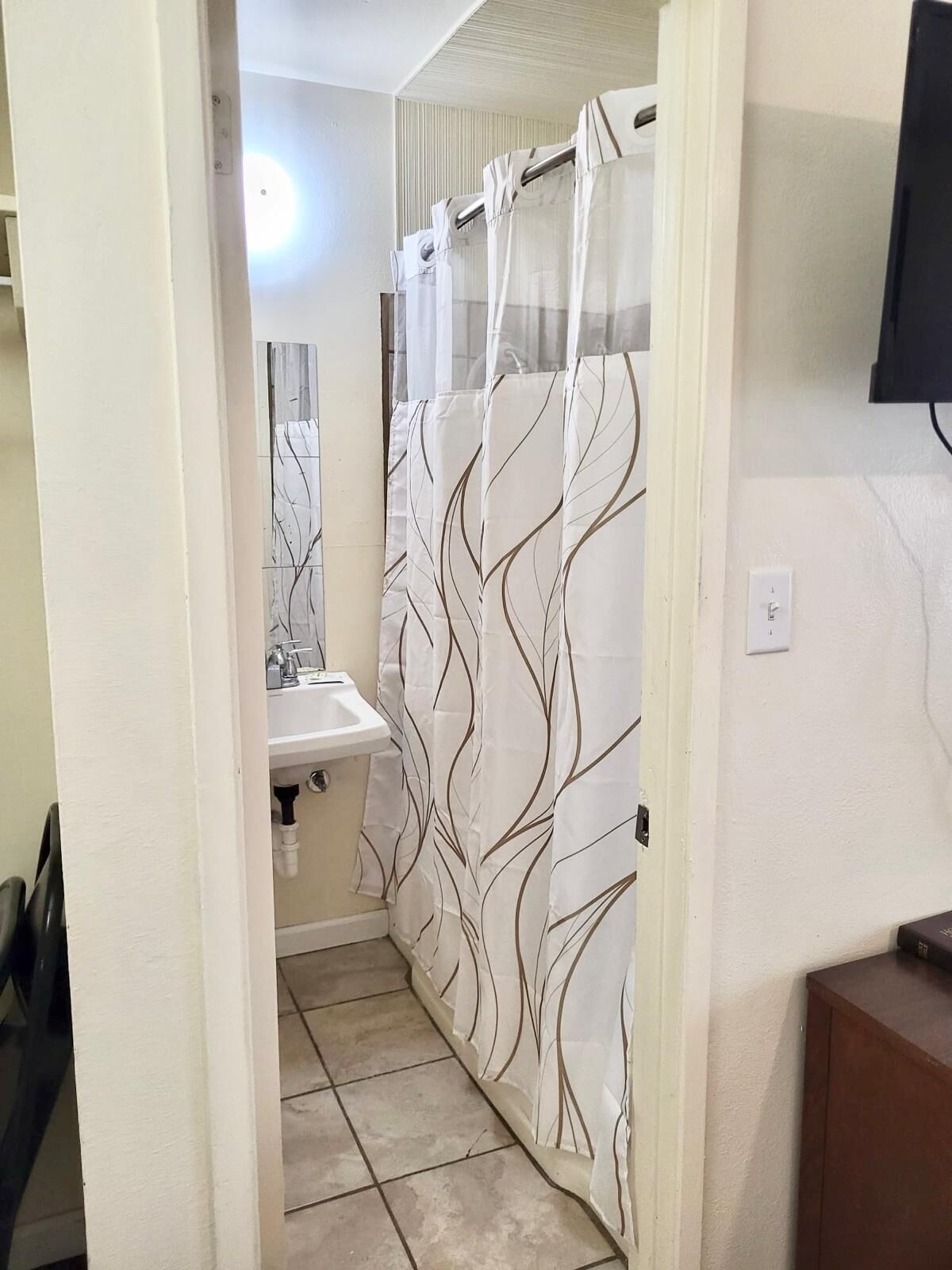 Combined shower/bathtub, towels, soap, shampoo