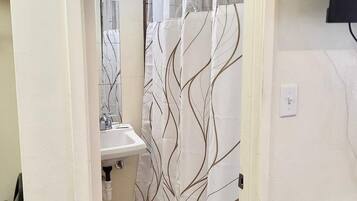 Combined shower/bathtub, towels, soap, shampoo