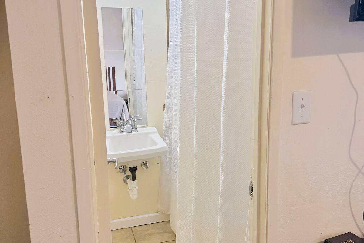 Combined shower/tub, towels, soap, shampoo