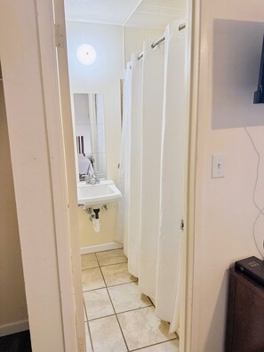 Combined shower/bathtub, towels, soap, shampoo