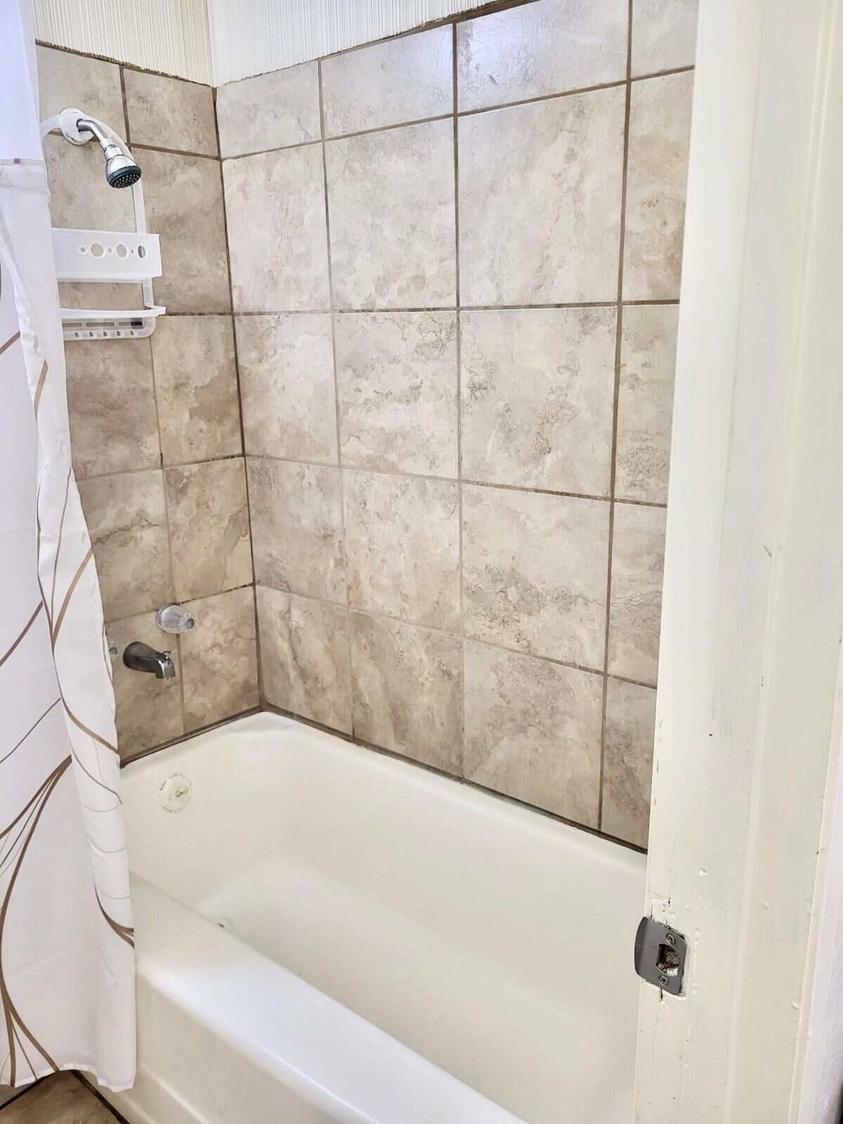 Combined shower/bathtub, towels, soap, shampoo