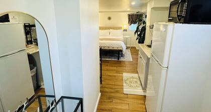 Charming studio with AC in delightful Bay Shore