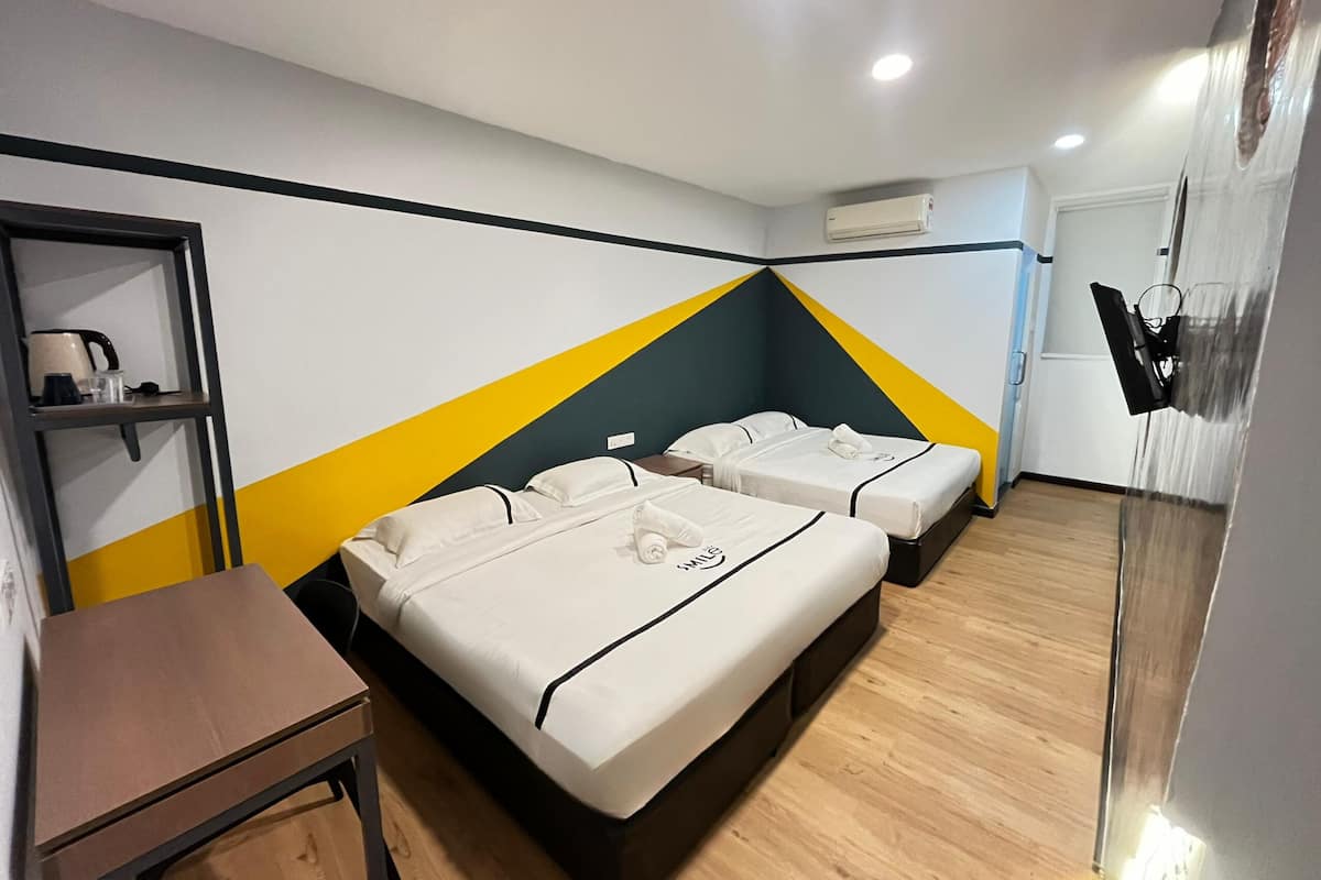 Family Room | Desk, iron/ironing board, free WiFi