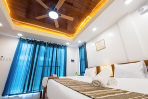 Habitación familiar | Caja fuerte, escritorio, wifi gratis y ropa de cama