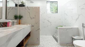 Superior Room | Bathroom | Shower, rainfall showerhead, free toiletries, hair dryer