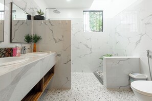 Superior Room | Bathroom - E L Westensee Resort  (Dauis)