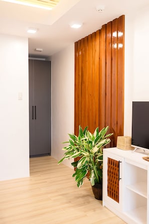 Habitación estándar doble, 1 cama de matrimonio grande | Caja fuerte, escritorio, wifi gratis y ropa de cama