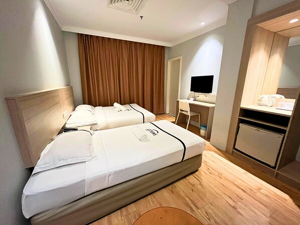 Habitación triple | Escritorio, tabla de planchar con plancha y wifi gratis