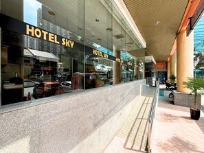 Vista frontal de la propiedad