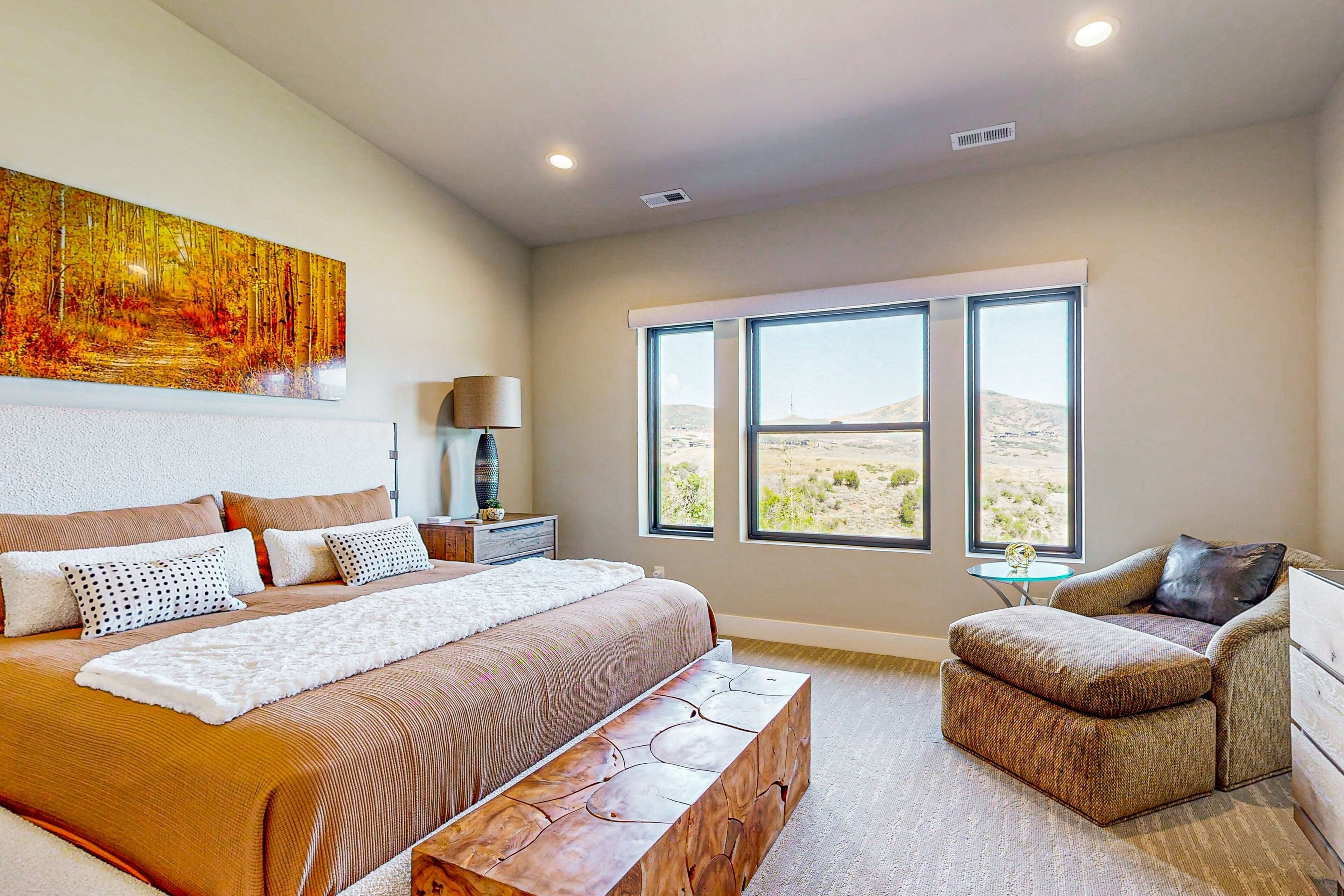 4 عدّة غرف نوم ومكواة/لوح كي وواي فا ي وملاءات أسرّة