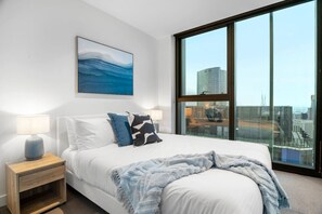 3 slaapkamers, een strijkplank/strijkijzer, gratis wifi, beddengoed