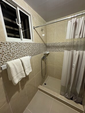 Shower, hair dryer, towels, toilet paper - Casa Las América (Santo Domingo Este)