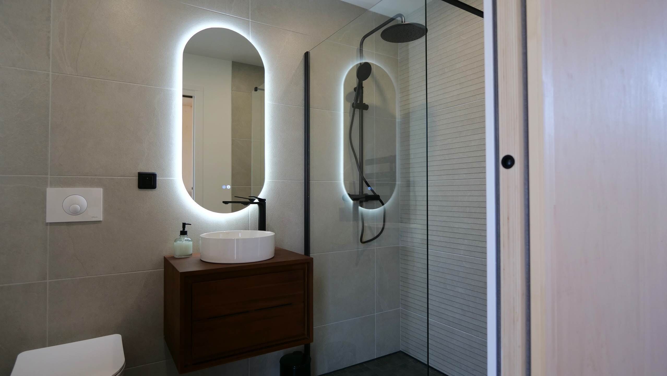 Sèche-cheveux, serviettes fournies