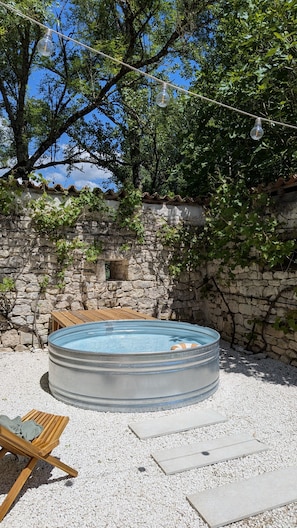 Outdoor spa tub