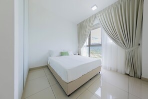 3 bedrooms, laptop workspace, soundproofing, iron/ironing board - NaiBnB @ Nadayu 63 (Taman Melawati)