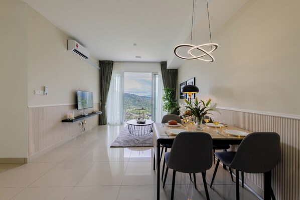 Appartement Deluxe, 3 chambres, non-fumeur, vue colline | Coin séjour