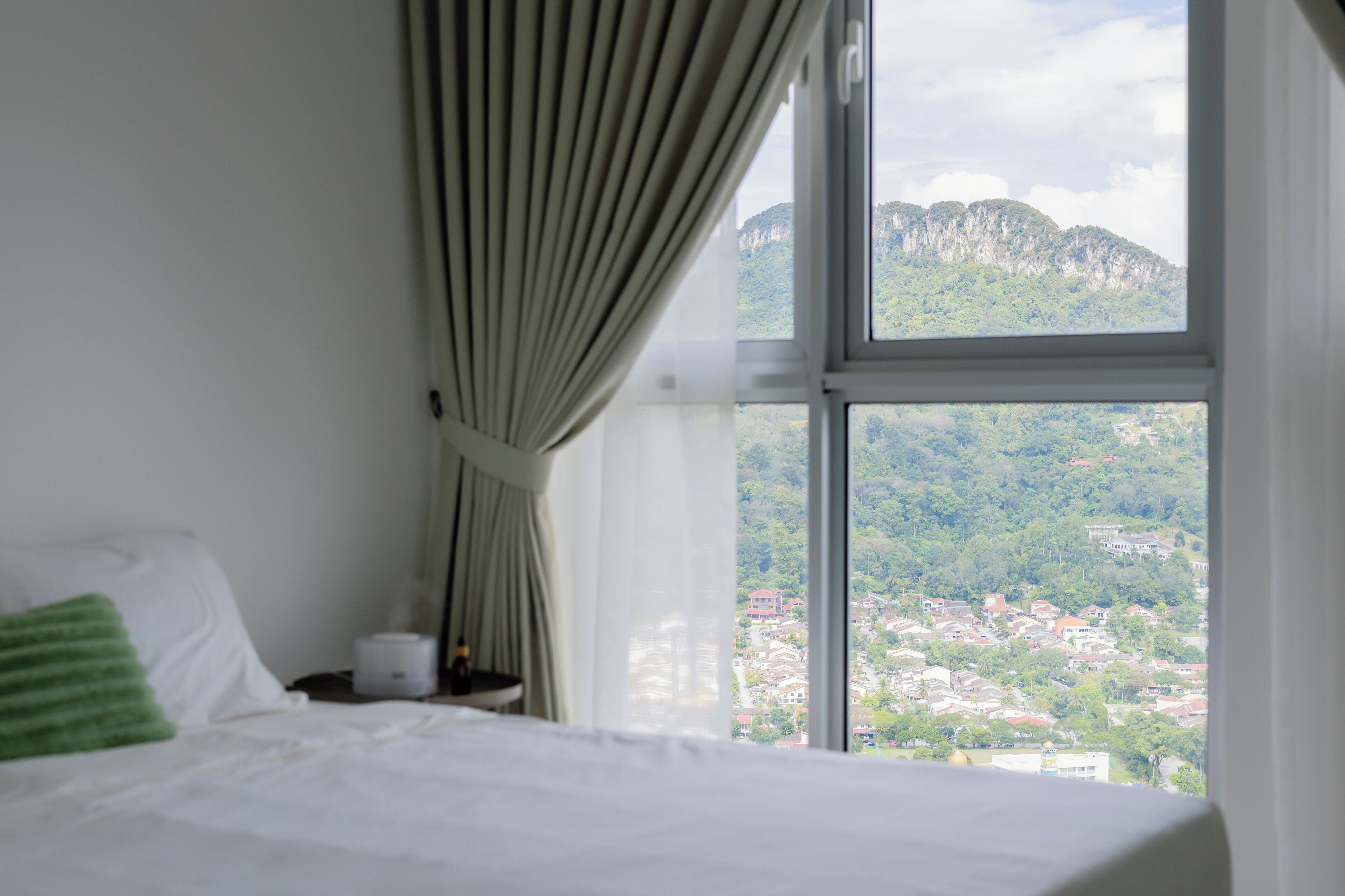 3 bedrooms, laptop workspace, soundproofing, iron/ironing board