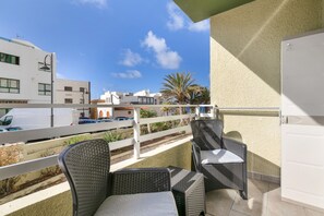 Property grounds - Vacation Apartment 'Coral Beach' with Sea View, Balcony and Wi-Fi (Bajamar)