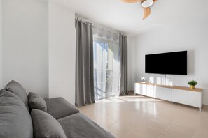 TV - Vacation Apartment 'Coral Beach' with Sea View, Balcony and Wi-Fi (Bajamar)
