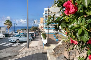 Property grounds - Vacation Apartment 'Coral Beach' with Sea View, Balcony and Wi-Fi (Bajamar)