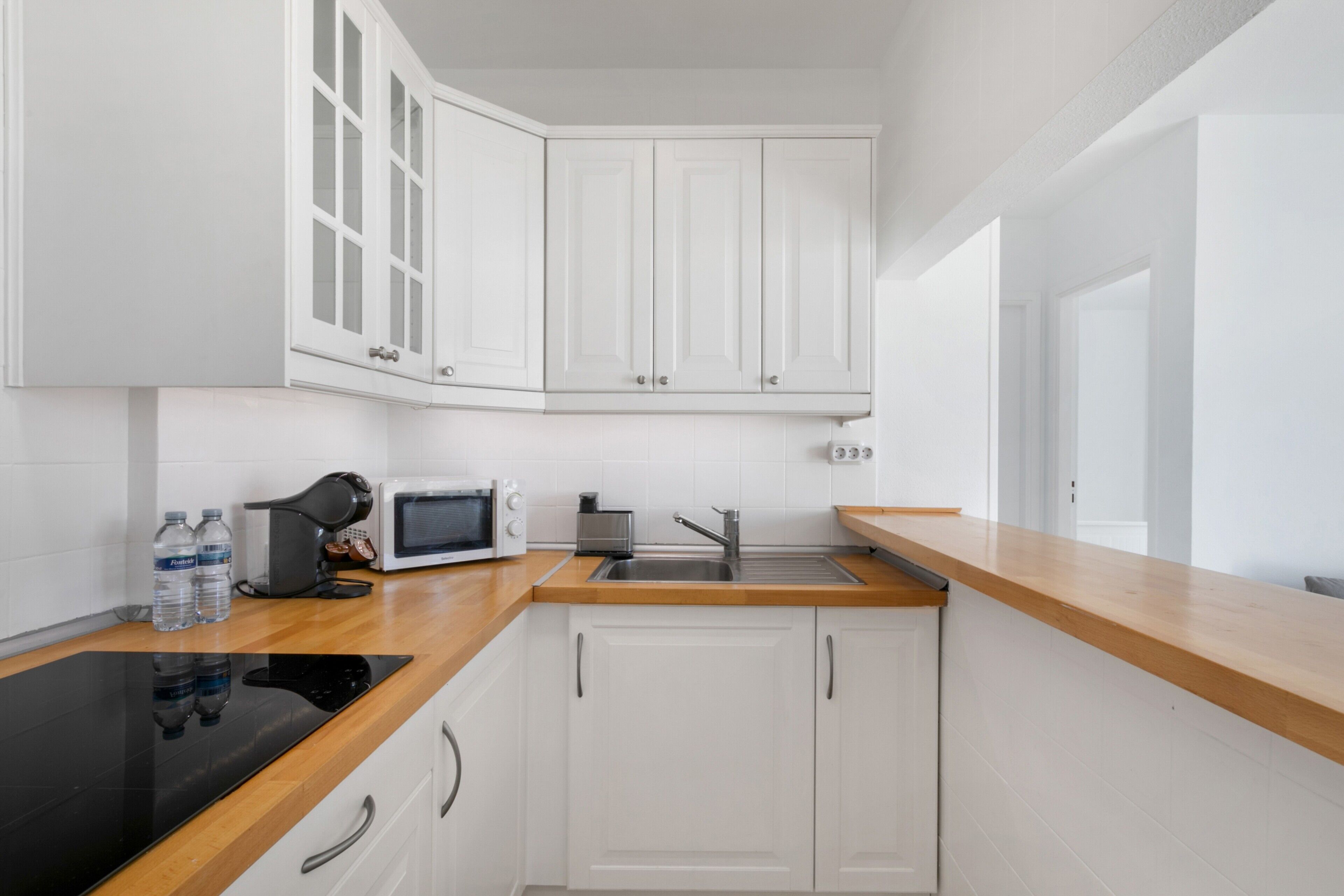 Køleskab, mikrobølgeovn, kogeplade, kaffe-/temaskine