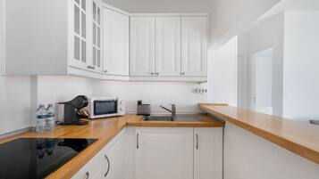 Køleskab, mikrobølgeovn, kogeplade, kaffe-/temaskine