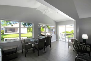 Smart TV, offices - Lakefront Home In Venice - Close To Beaches - Breezy Dreams (Venice)