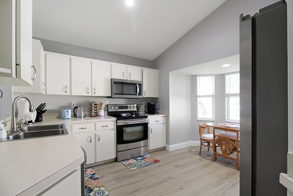 Køleskab, mikrobølgeovn, ovn, kogeplade