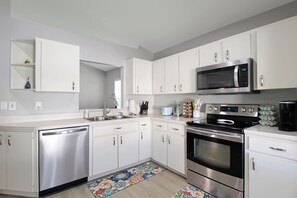 Køleskab, mikrobølgeovn, ovn, kogeplade