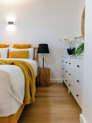 5 bedrooms, desk, iron/ironing board, travel crib