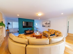 Smart TV, fireplace, video games, table tennis