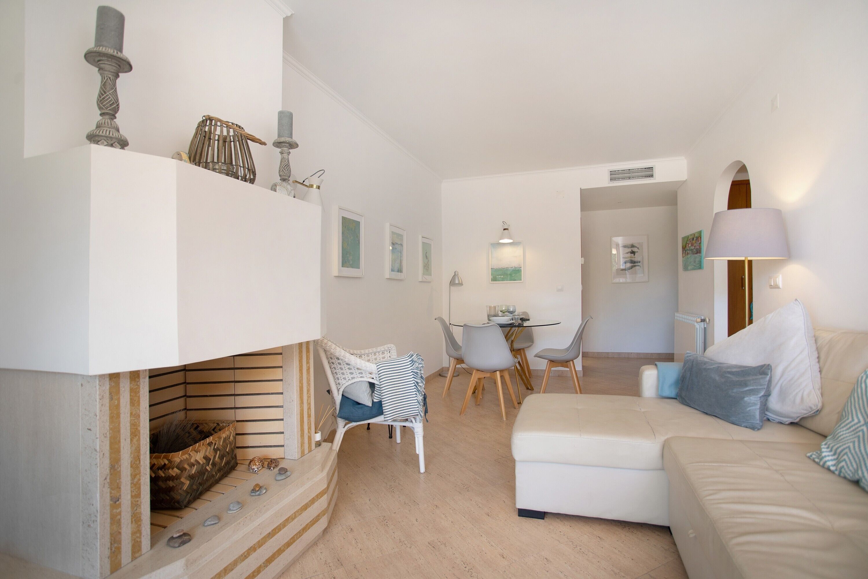 Tv och ett bordtennisbord