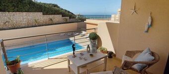 Appartement 'Praia Areia Branca' avec vue sur la mer, piscine partagée et Wi-Fi