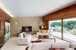 Fernseher, Kamin, Bücher